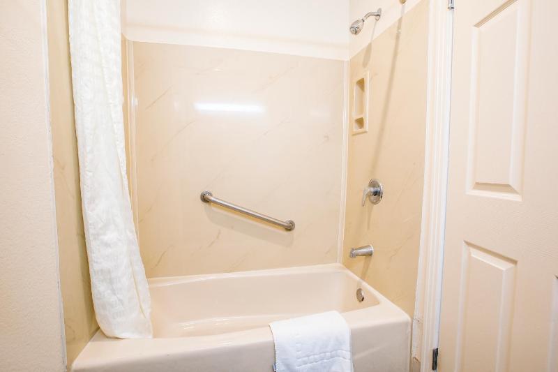 Standard King Room image 3