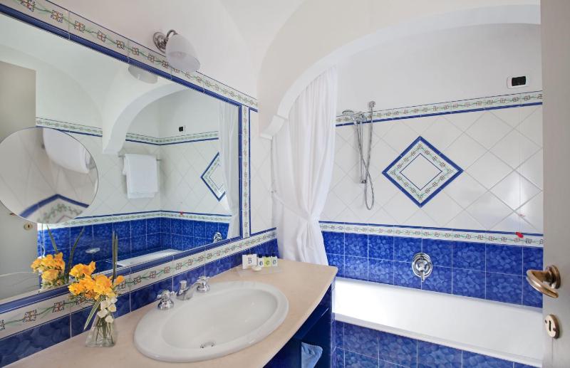 Deluxe Double or Twin Room image 2