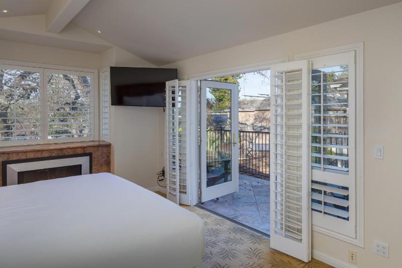 Deluxe Bungalow image 3