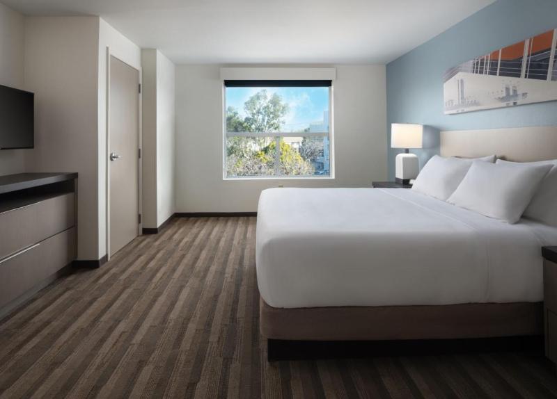 One-Bedroom Specialty King Suite with Kitchen and Sofa Bed - Disability Access image 4
