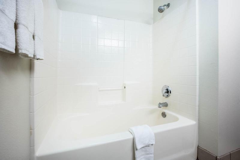 La Quinta Inn & Suites by Wyndham Portland Airport - image 4