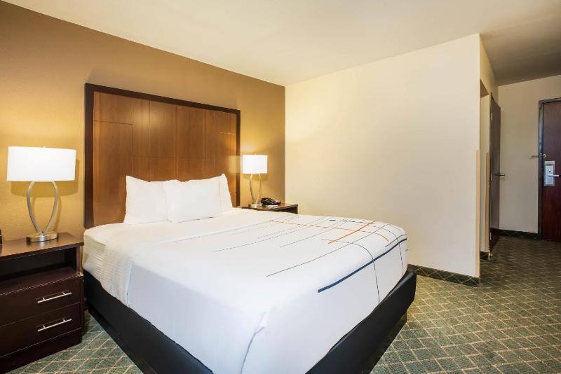 La Quinta Inn & Suites by Wyndham Portland Airport - image 7