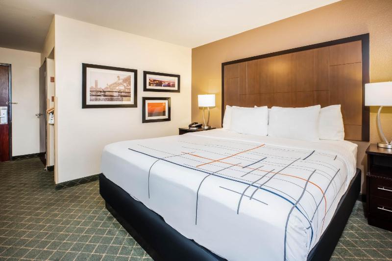 La Quinta Inn & Suites by Wyndham Portland Airport - image 46