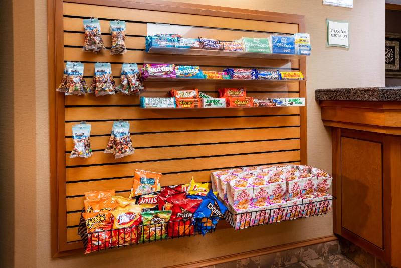 La Quinta Inn & Suites by Wyndham Portland Airport - image 5
