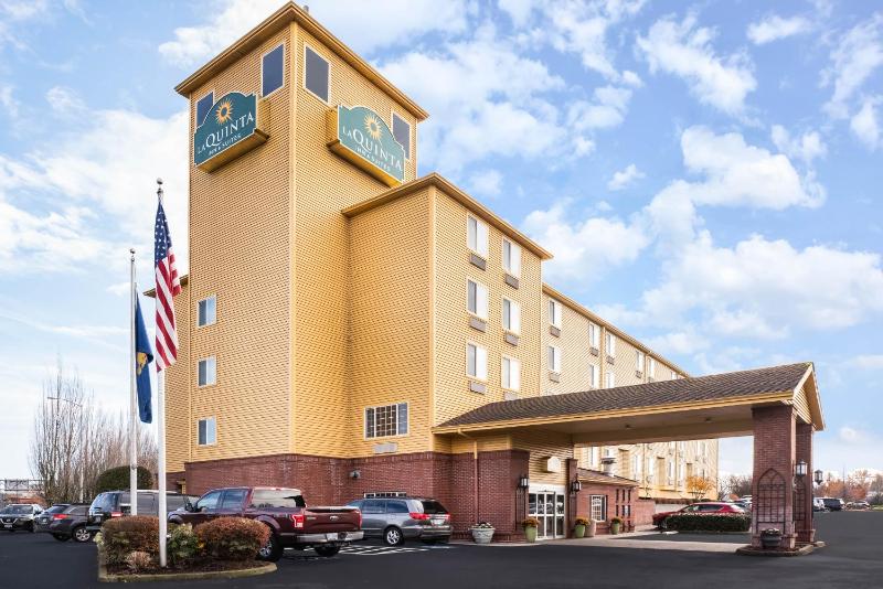 La Quinta Inn & Suites by Wyndham Portland Airport - image 11