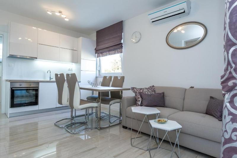 One-Bedroom Apartment with Terrace and Sea View image 1