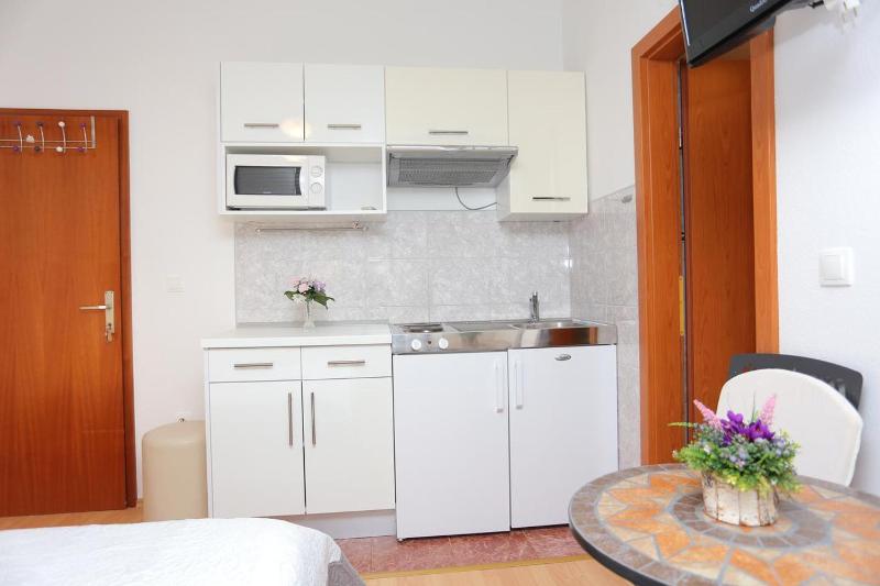 Studio with Balcony and Sea View image 1