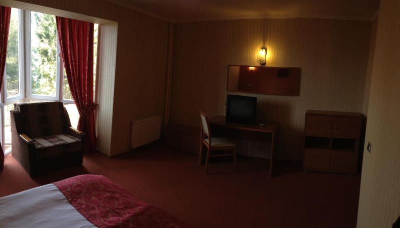 Standard Twin Room with Mountain View image 3