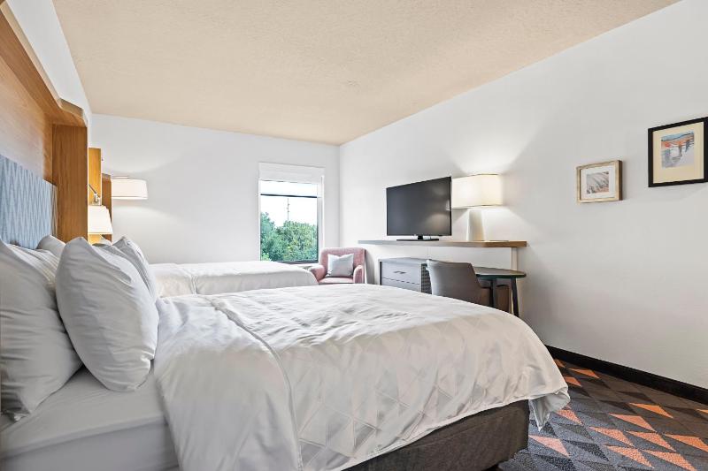 Standard Queen Room with Two Queen Beds image 2