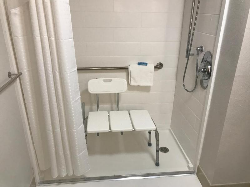 Queen Room with Two Queen beds - Disability Access/Roll In Shower - Non-Smoking image 2
