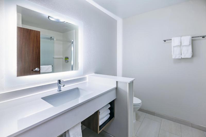 Standard King Room image 2