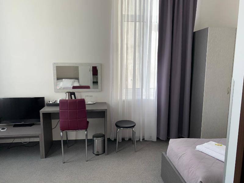 Double Room image 3