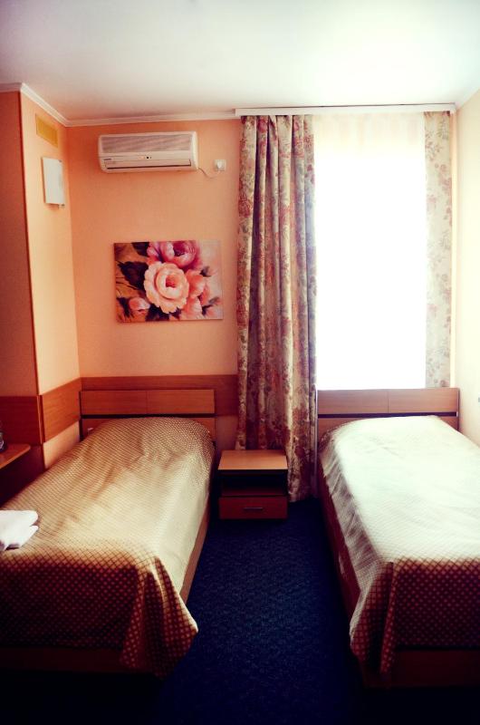 Triple Room with Bathroom image 1