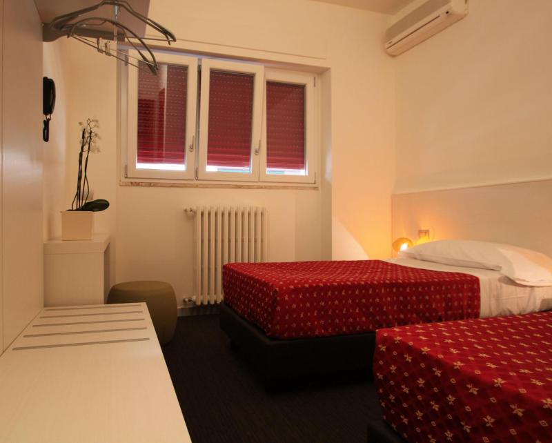 Double or Twin Room image 4