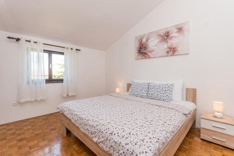 One-Bedroom Apartment image 4