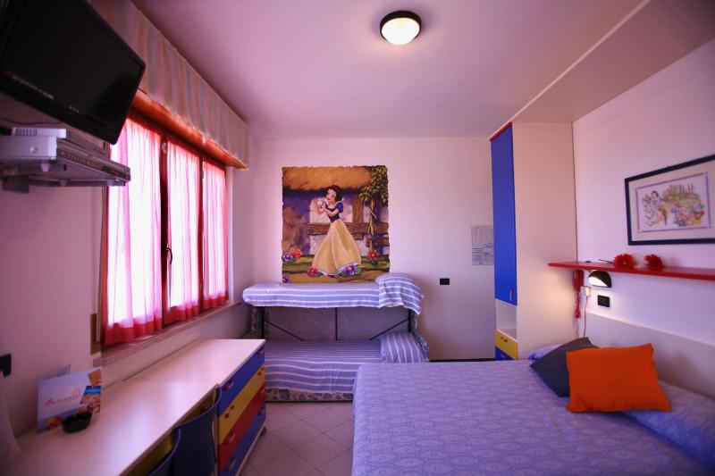 Deluxe Quadruple Room image 3