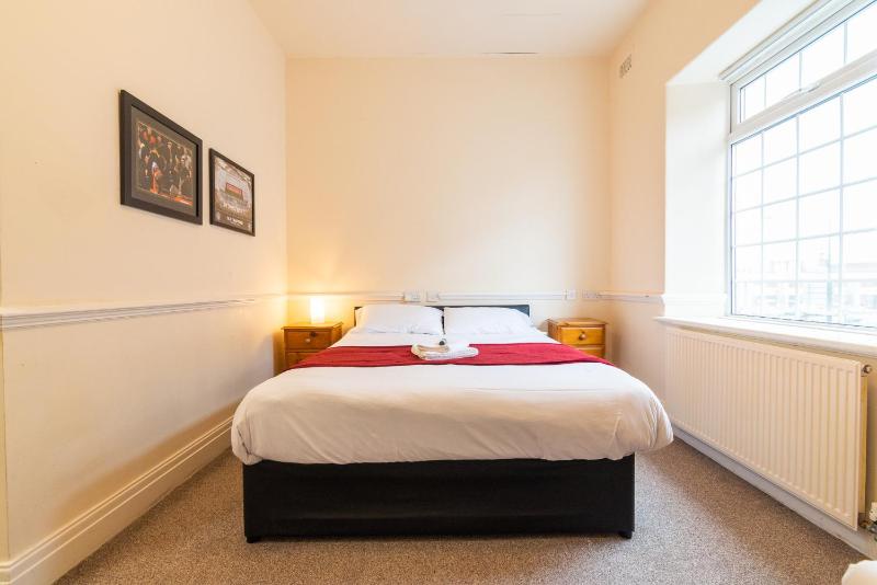 Deluxe Triple Room with Ensuite Bathroom image 3