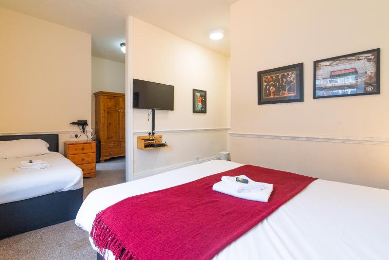 Deluxe Triple Room with Ensuite Bathroom image 2