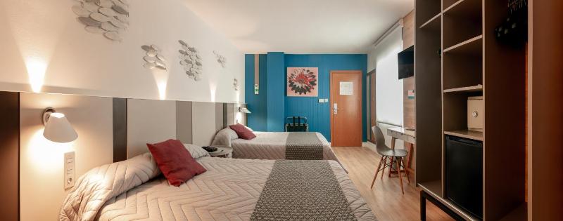 Basic Family Room (2 Adults + 1 Child) image 3
