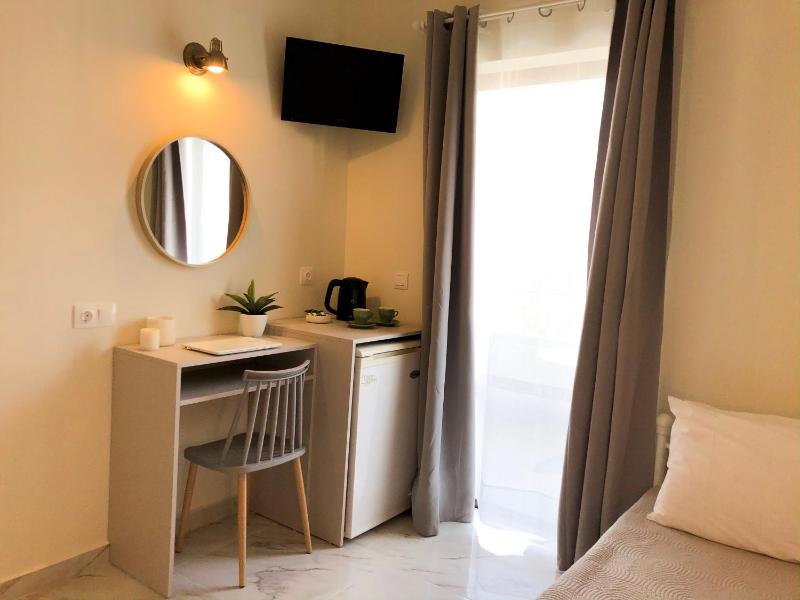 Standard Triple Room with Sea View image 4