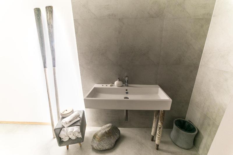 Standard Double Room with Shared Bathroom image 4