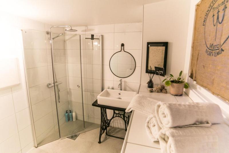Double or Twin Room with Shared Bathroom image 4