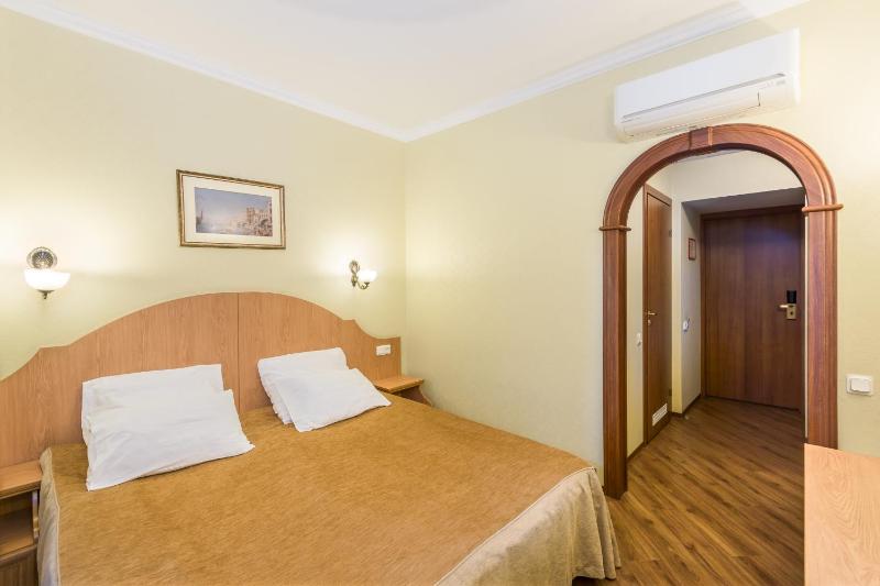 Single Room with Courtyard View image 3