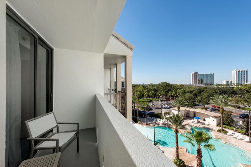 Queen Room with Pool View - Non-Smoking image 3