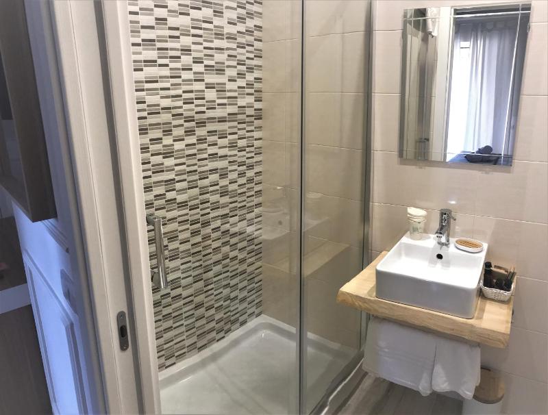 Triple Room with Private Bathroom image 3