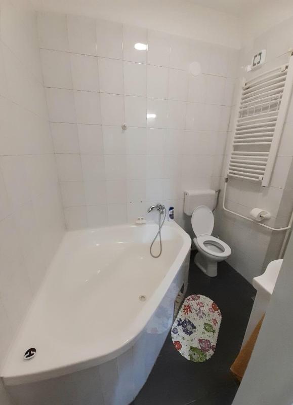 Downtown apartment in walk zone with 3 bedrooms and free parking - image 16