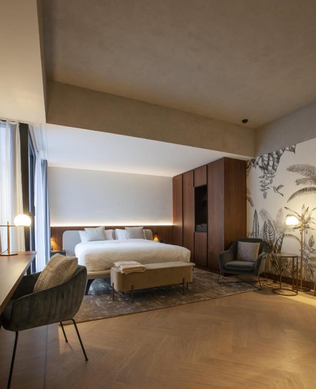 Deluxe Double Room with Balcony image 1