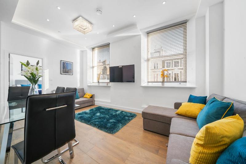 Deluxe One-Bedroom Apartment image 3