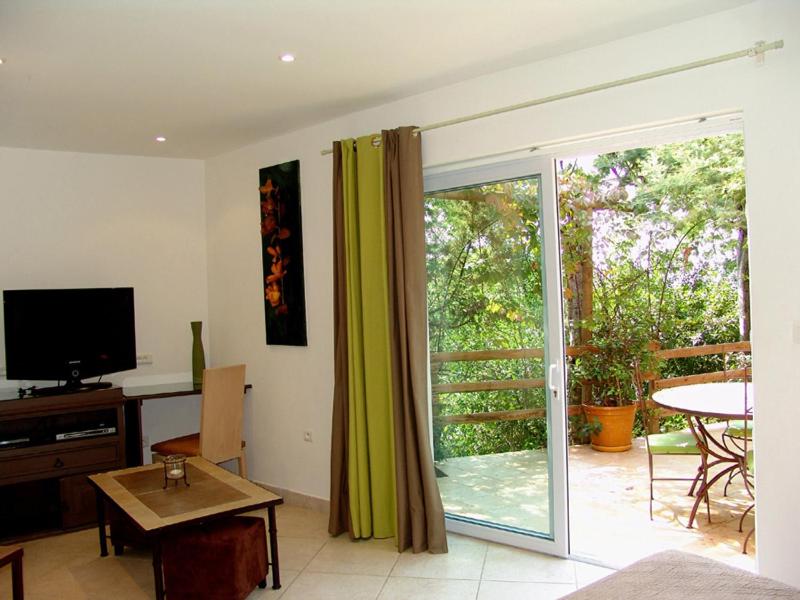 Comfort Double Room with Spa Bath and Garden View image 2