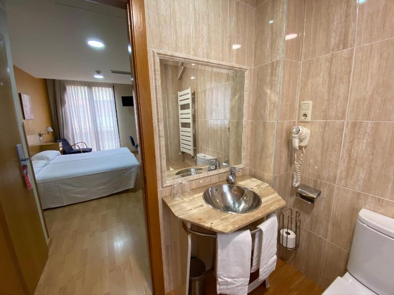 Standard Twin Room image 3
