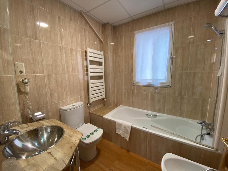 Standard Twin Room image 2