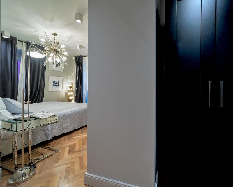 Deluxe King Room image 2