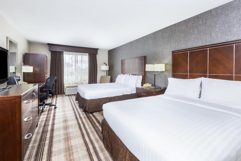 Queen Room with Two Queen Beds- Hearing Accessible Roll in Shower/Non-Smoking image 3