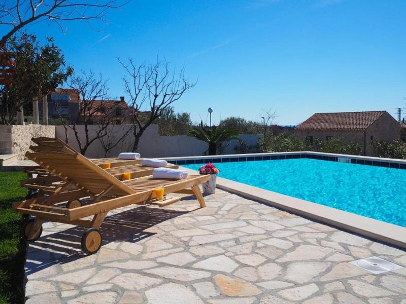 Four-Bedroom Villa with Terrace and Private Pool image 2