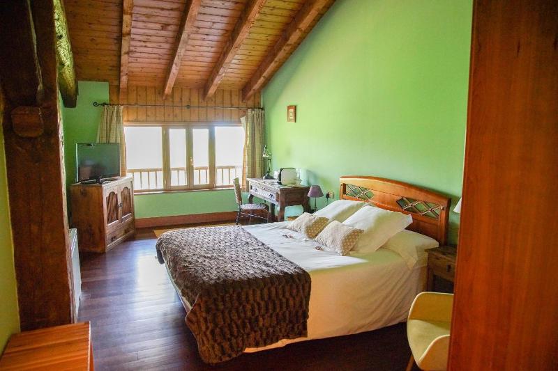 Double or Twin Room image 3