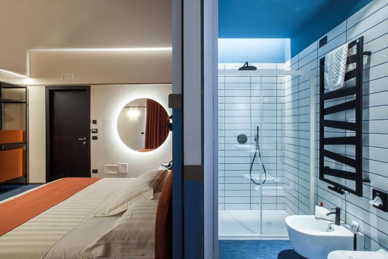 Superior Room with One Queen and One Single Bed - Non-Smoking image 1