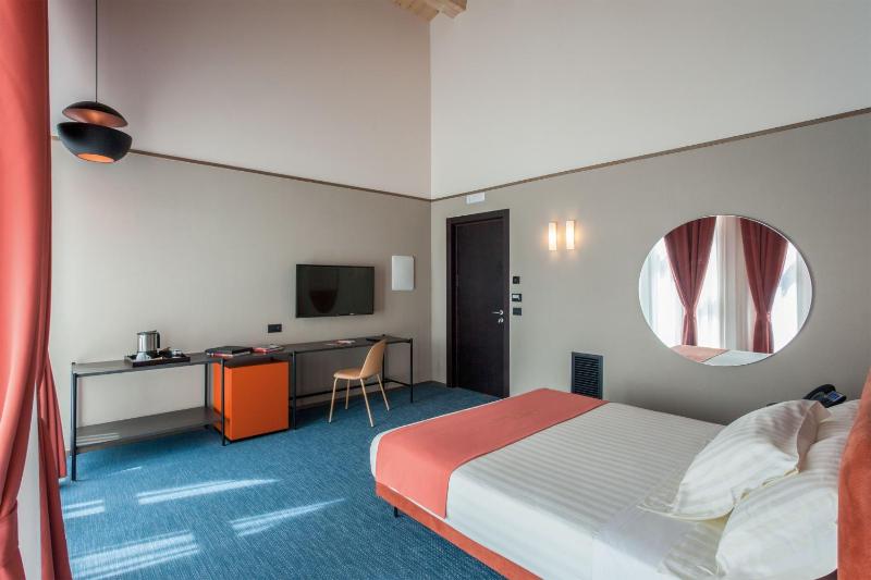 Superior Room with One Queen and One Single Bed - Non-Smoking image 3