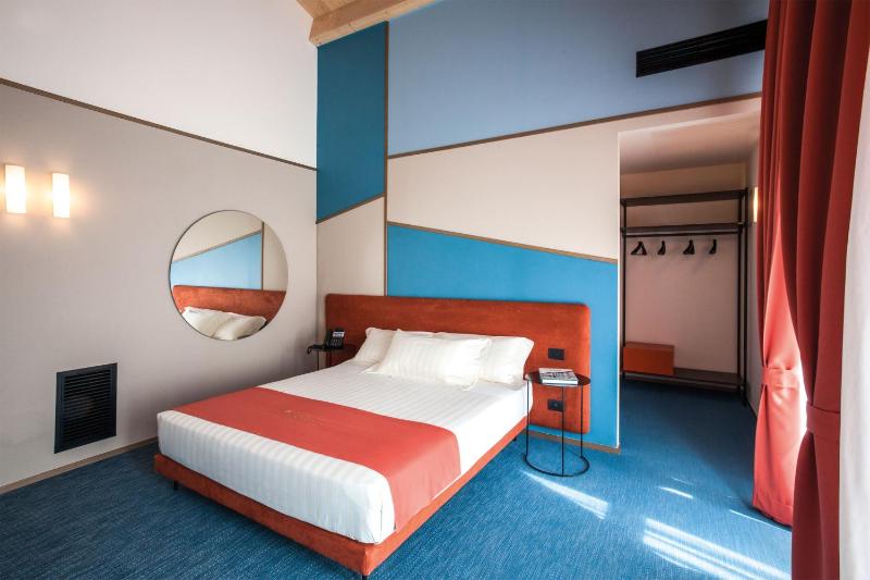 Superior Room with One Queen and One Single Bed - Non-Smoking image 2