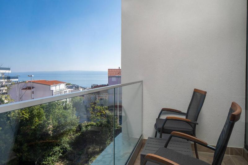 Dalma King Bed Room with Limited Sea View image 4