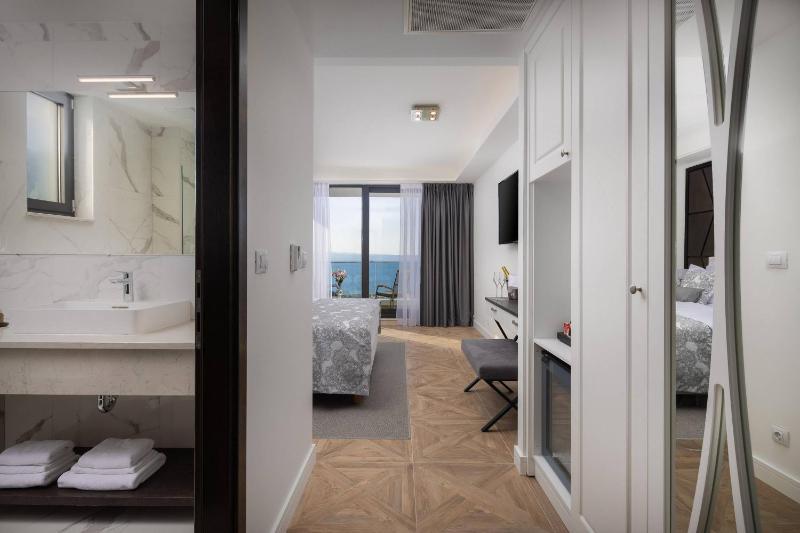 Ellure Luxury Suites - image 8