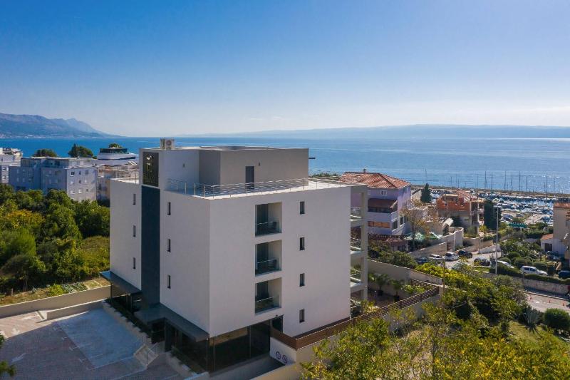Dalma King Bed Room with Limited Sea View image 2