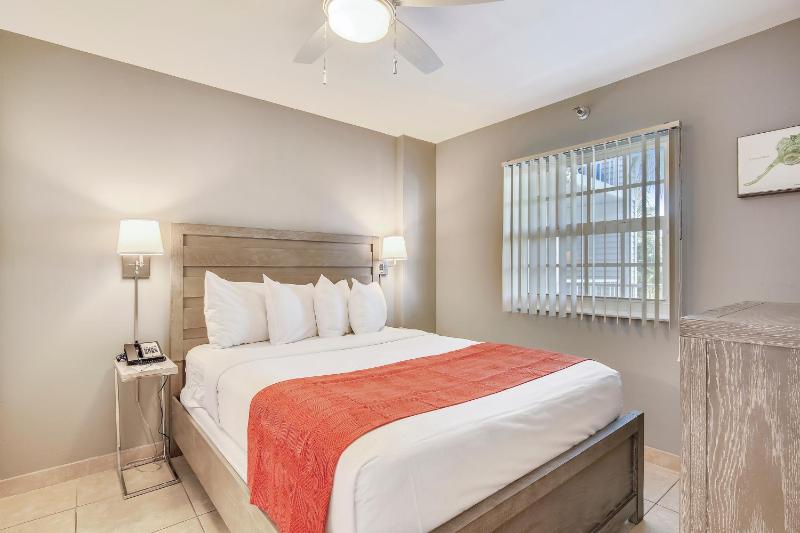 Standard One-Bedroom Suite with Ocean View image 3