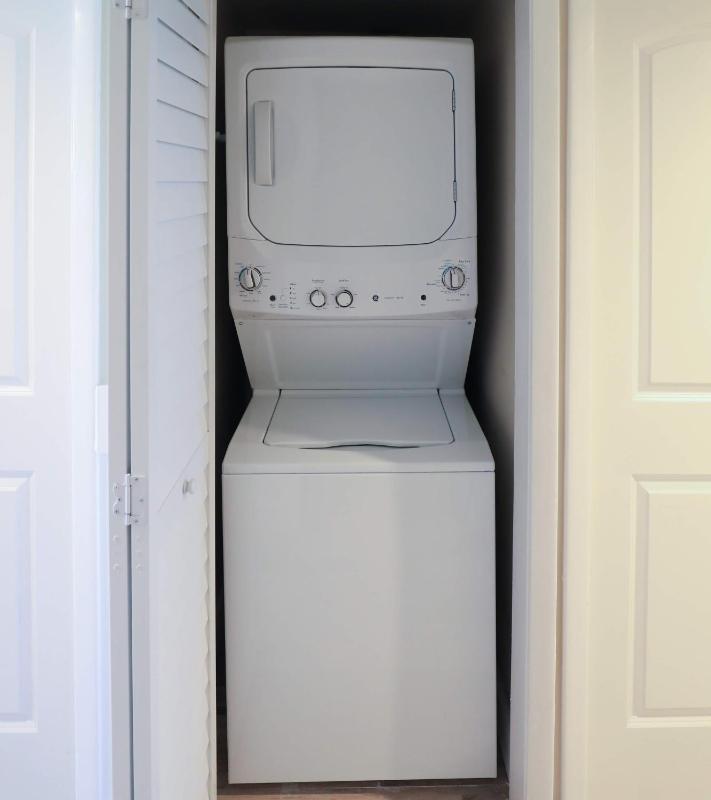 Standard One-Bedroom Suite with Partial Ocean View image 4