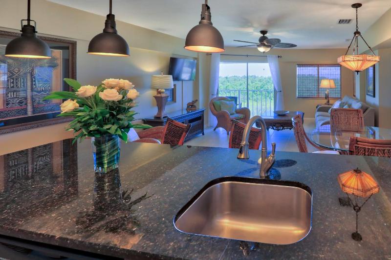 Standard One-Bedroom Suite with Ocean View image 4