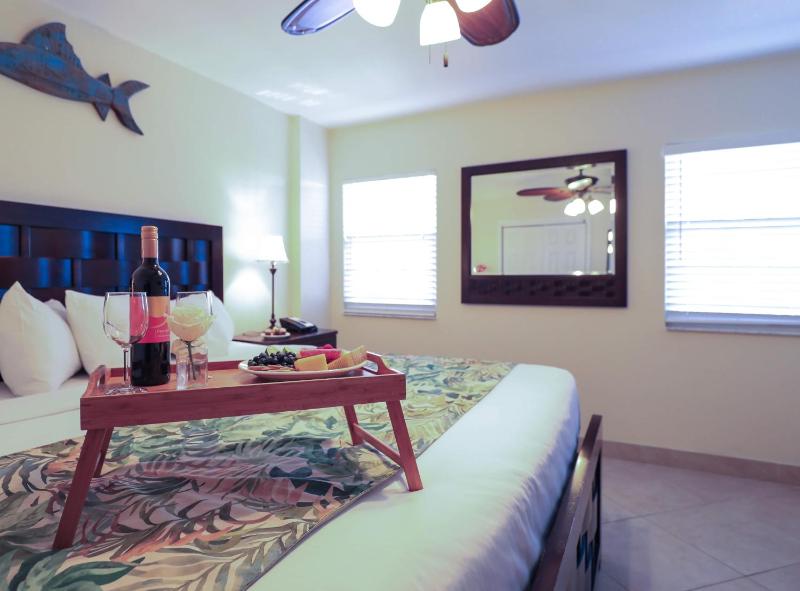 Standard One-Bedroom Suite with Partial Ocean View image 4