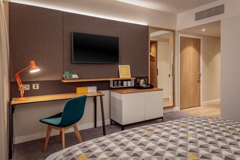 Premium Family Room with Queen Bed image 2